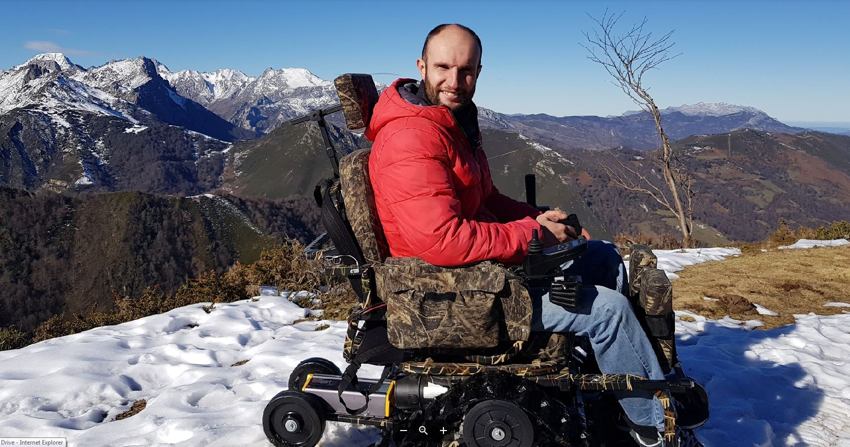 Persona en silla de ruedas todoterreno ontrack en la nieve