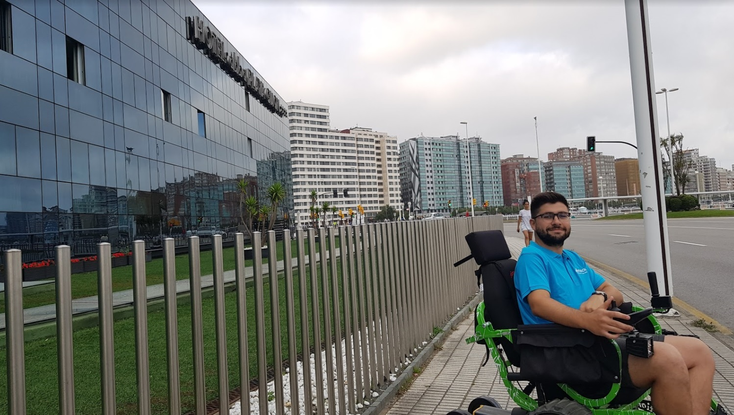 Persona en silla de ruedas todoterreno ontrack paseando por la ciudad