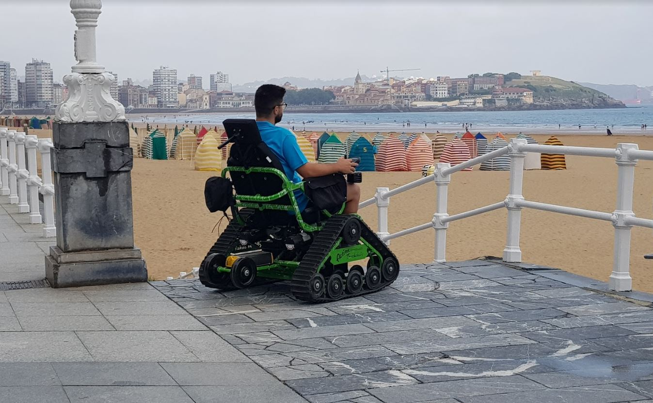 Persona en silla de ruedas todoterreno ontrack en la playa