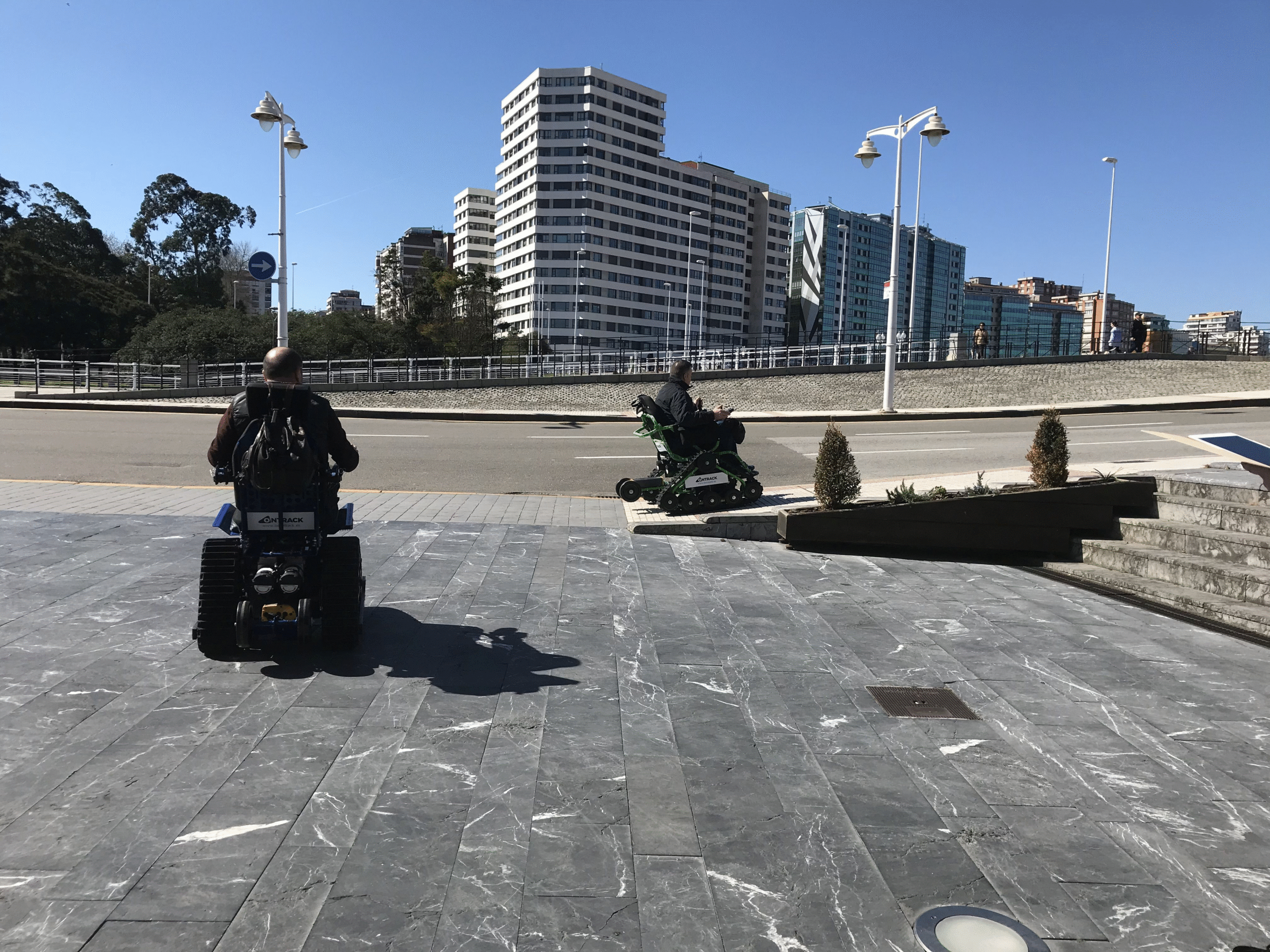 Personas en silla de ruedas todoterreno ontrack paseando por la ciudad