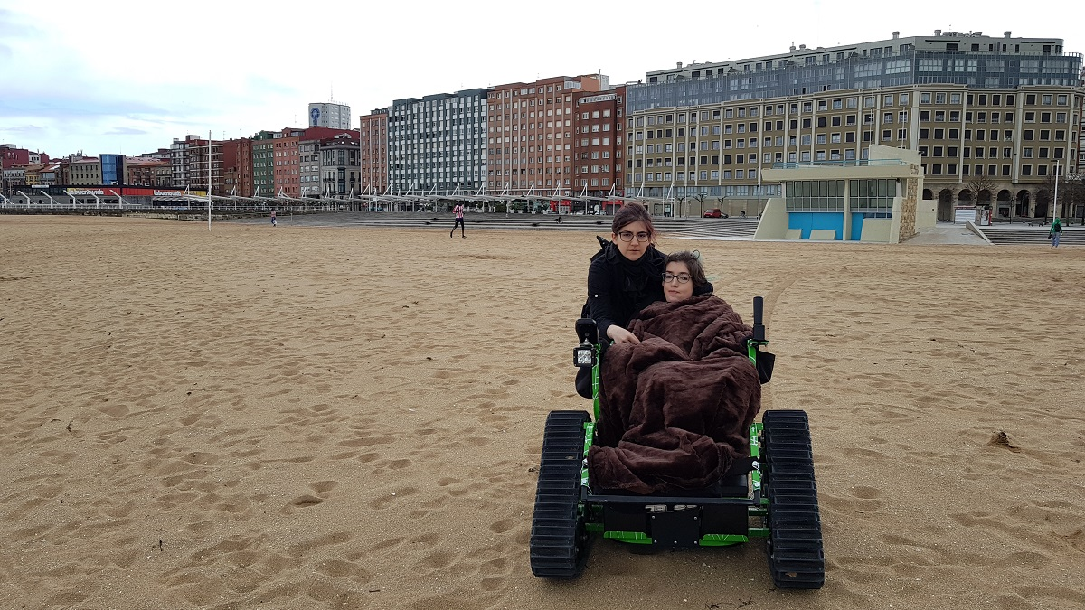 Persona en silla de ruedas todoterreno ontrack por la playa