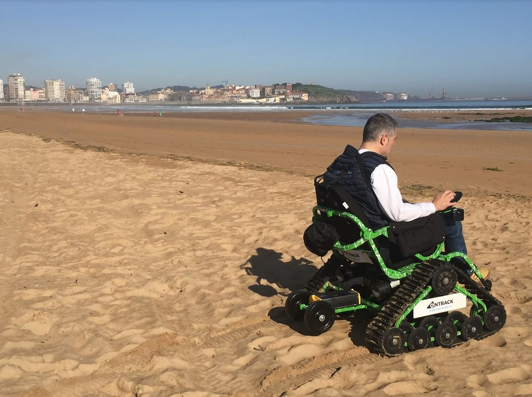 Persona en silla de ruedas todoterreno ontrack por la playa