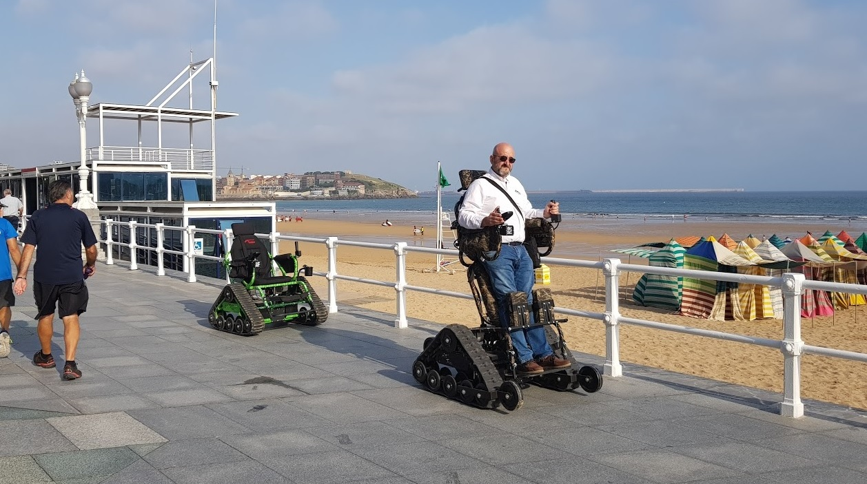 Persona en silla de ruedas todoterreno ontrack erguida