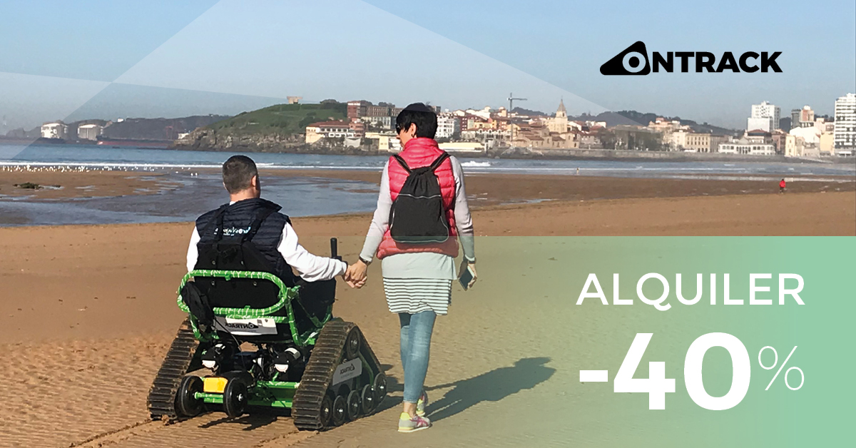 Persona en silla de ruedas todoterreno ontrack paseando por la playa