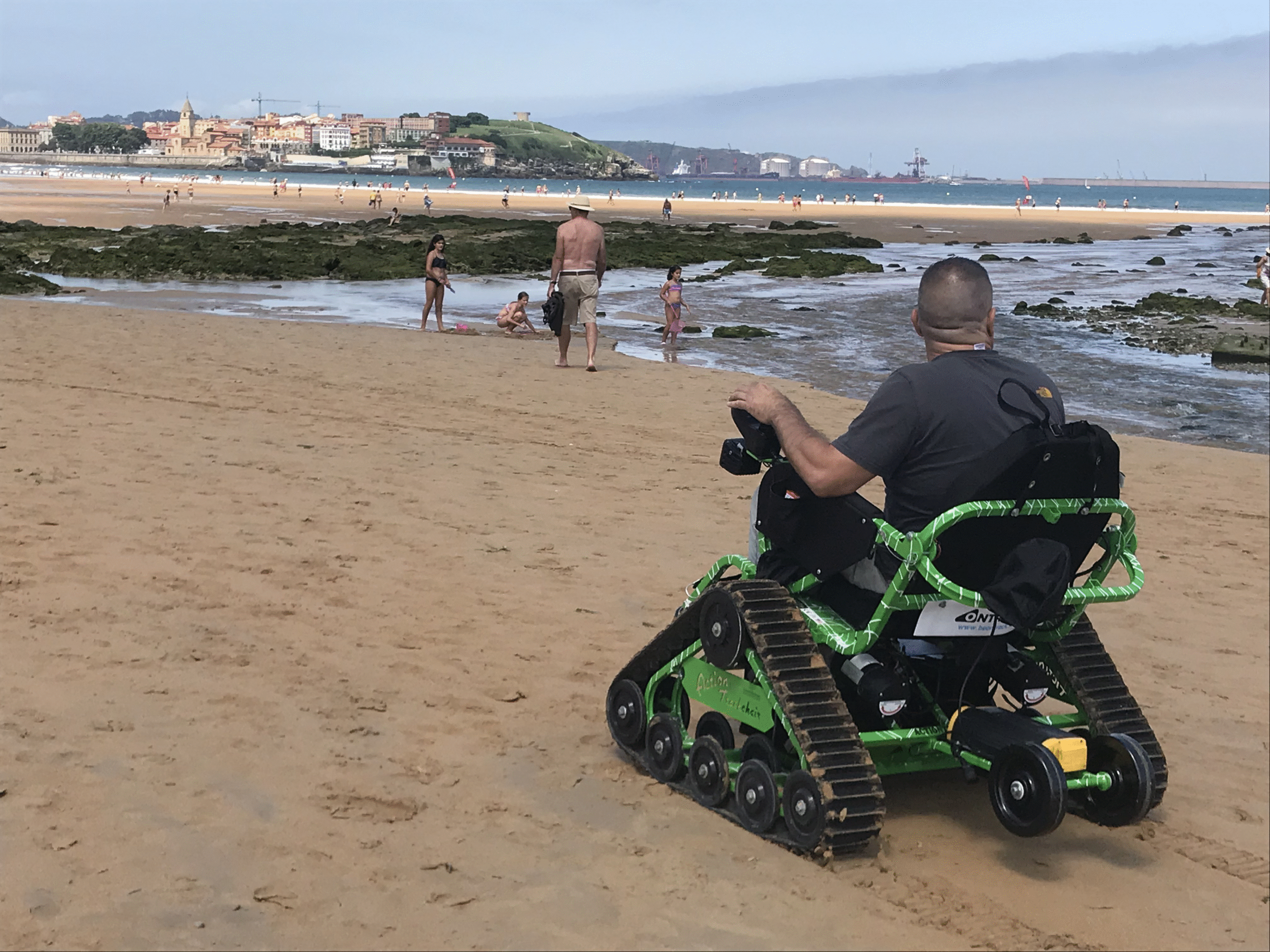 Persona en silla de ruedas todoterreno ontrack en la playa