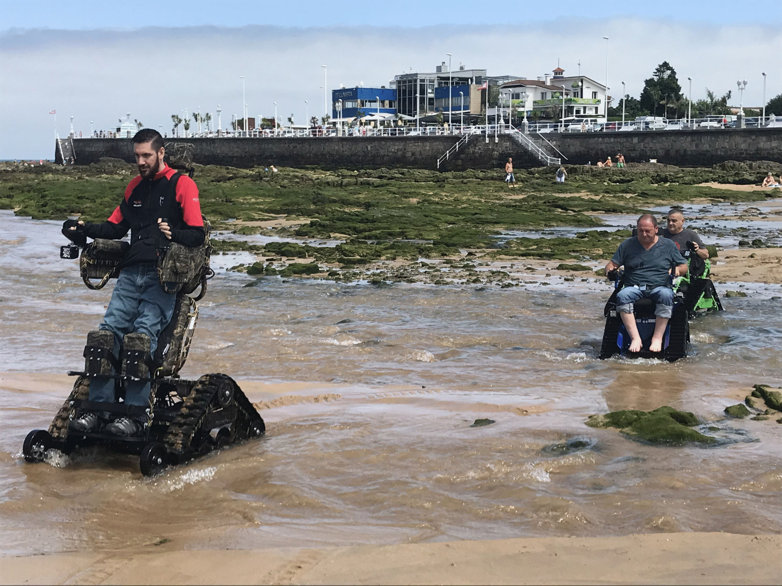 Personas en silla de ruedas todoterreno ontrack cruzando un charco