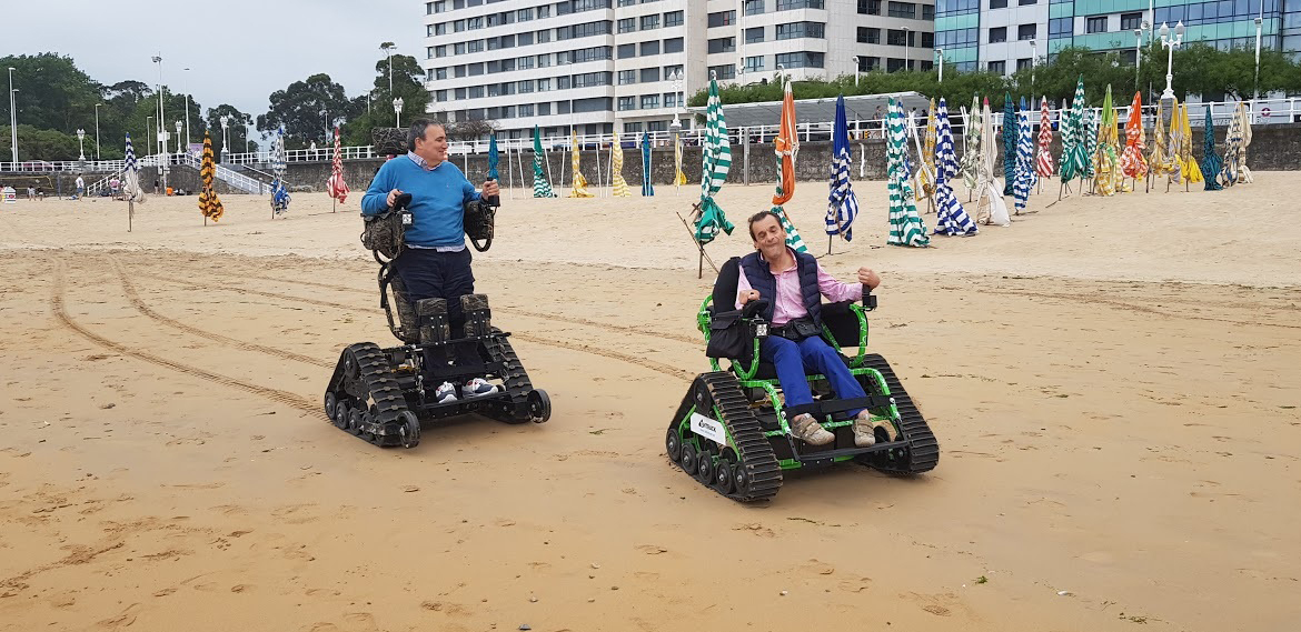 Personas en silla de ruedas todoterreno ontrack por la playa