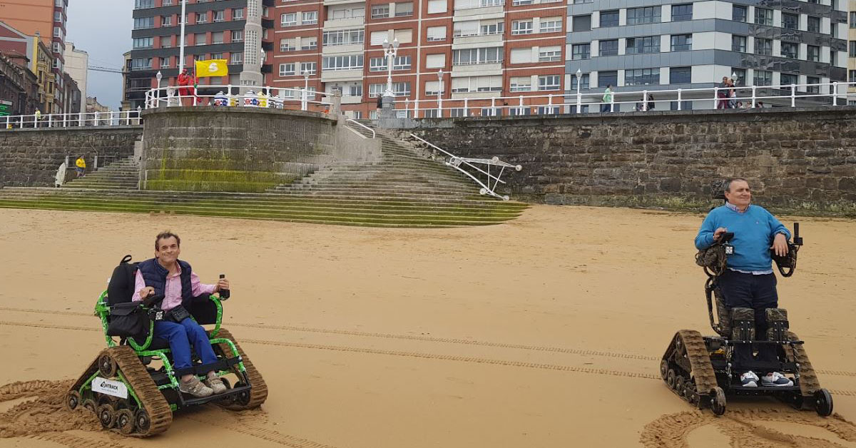 Personas en silla de ruedas todoterreno ontrack en la playa
