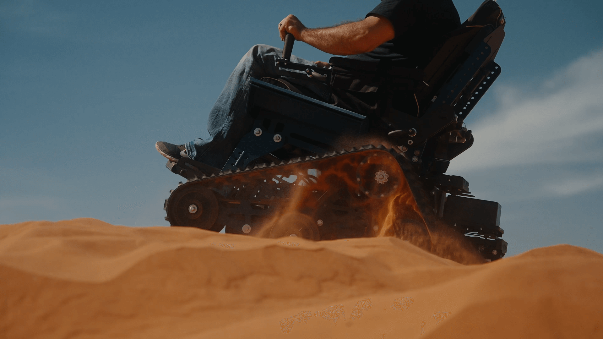 Persona en silla de ruedas todoterreno AXIS por arena