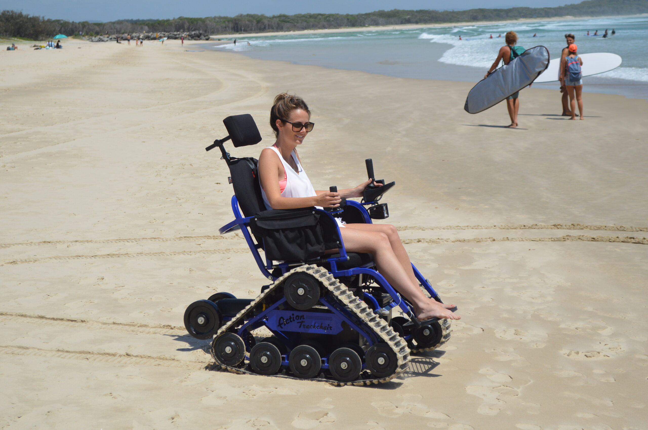 Persona en silla de ruedas todoterreno modelo ST paseando por la playa