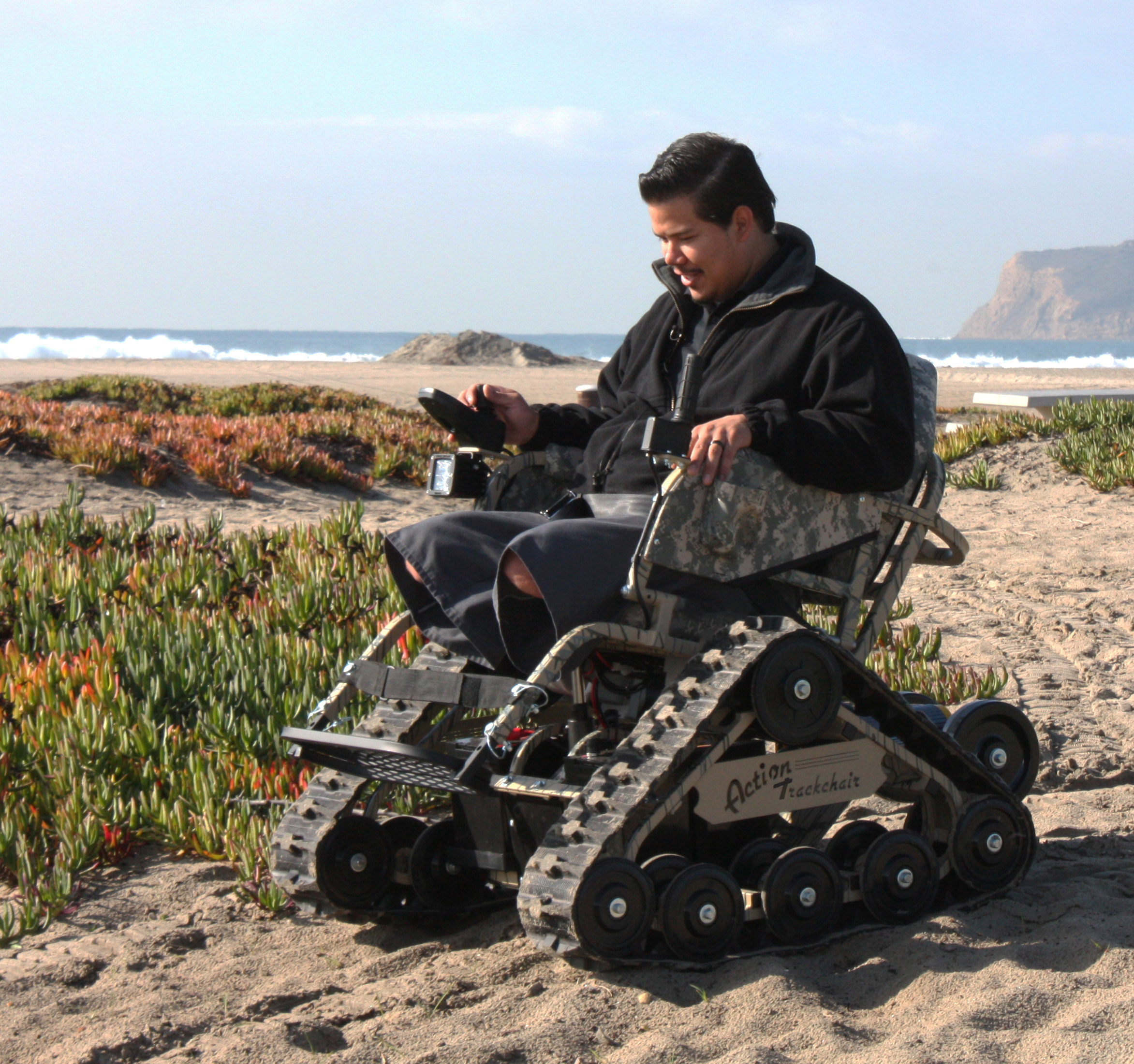 Persona en silla de ruedas todoterreno modelo ST en la playa