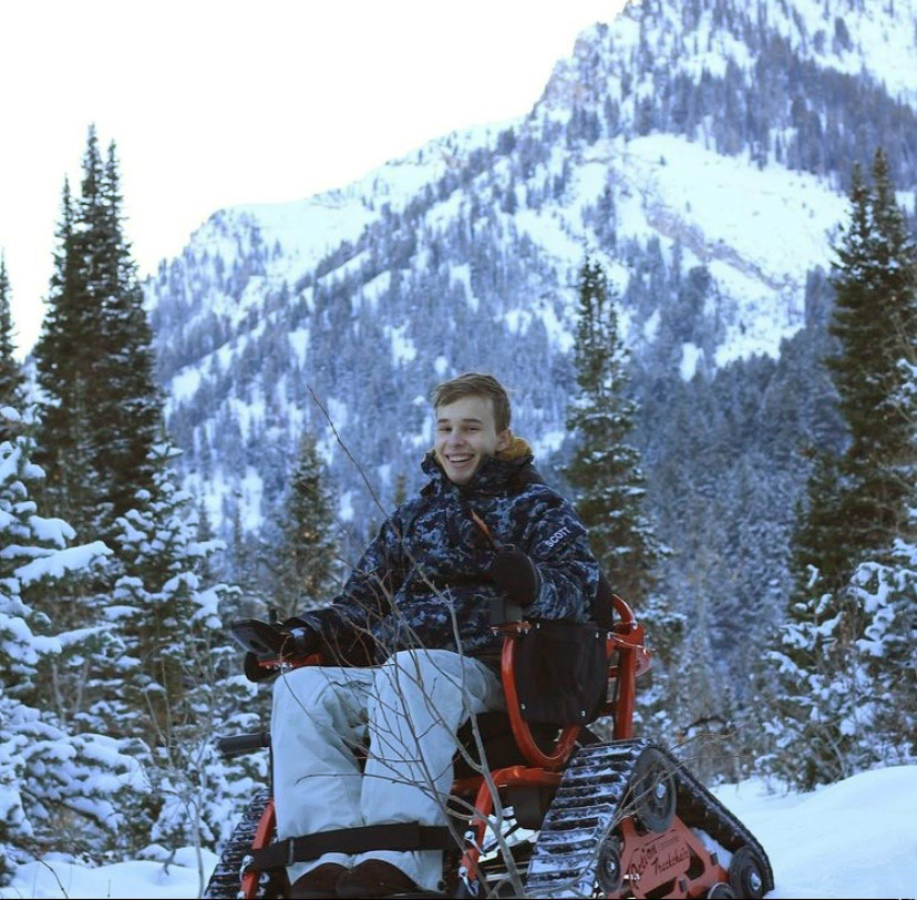 Persona en silla de ruedas todoterreno modelo STS en la nieve