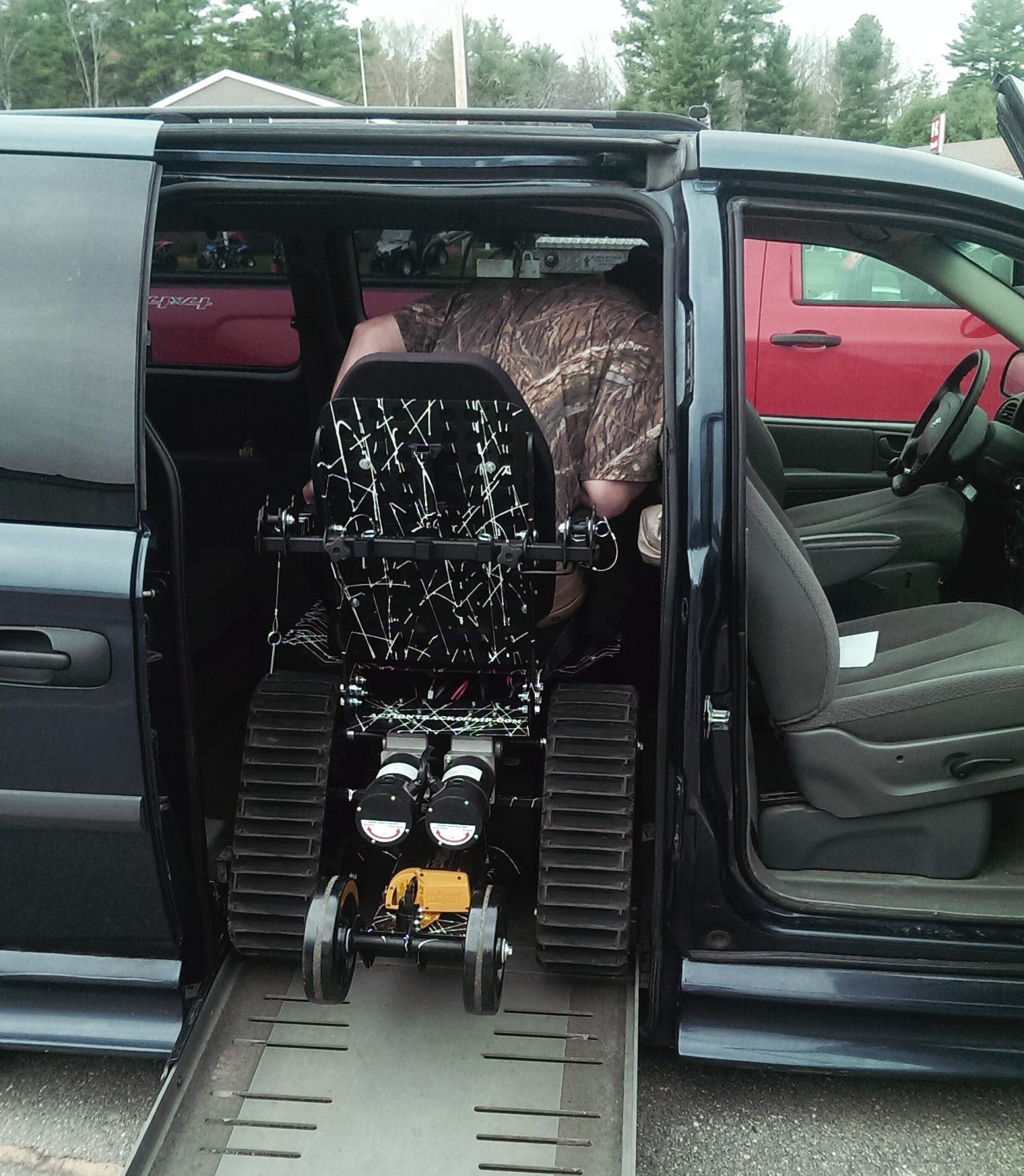Persona en silla de ruedas todoterreno modelo NT subiéndose a una furgoneta