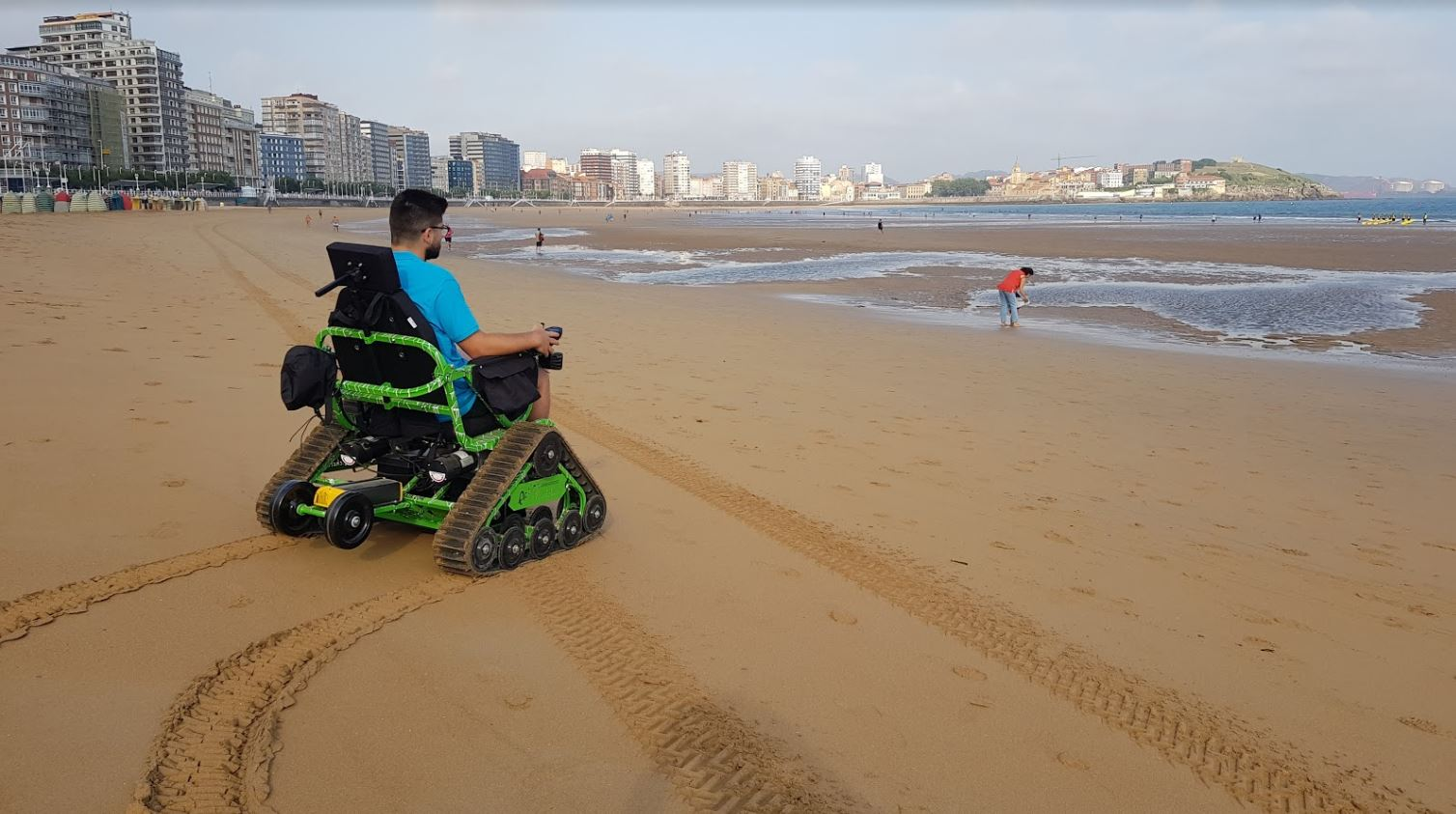 Persona en silla de ruedas todoterreno ontrack en la playa