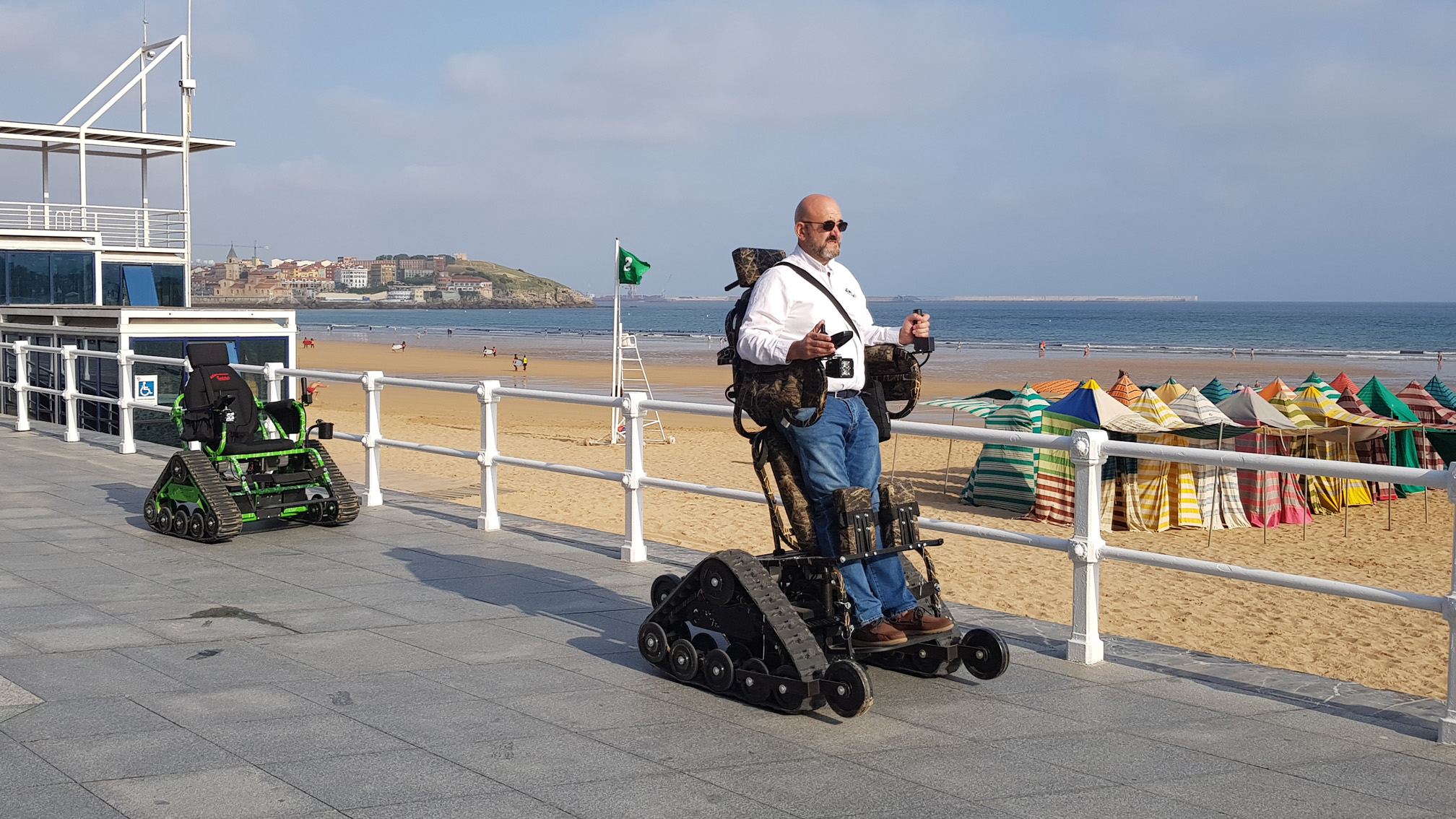 Persona en silla de ruedas todoterreno ontrack erguido paseando por la ciudad